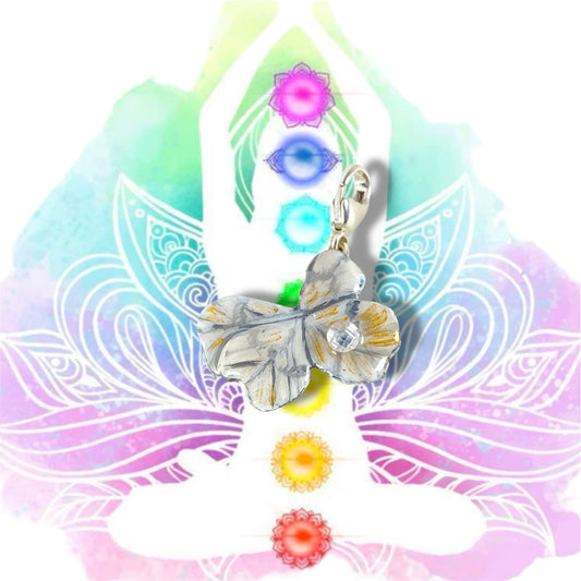 Chakra, charm quadrifoglio dipinto di bianco e oro, con perlina di zircone.