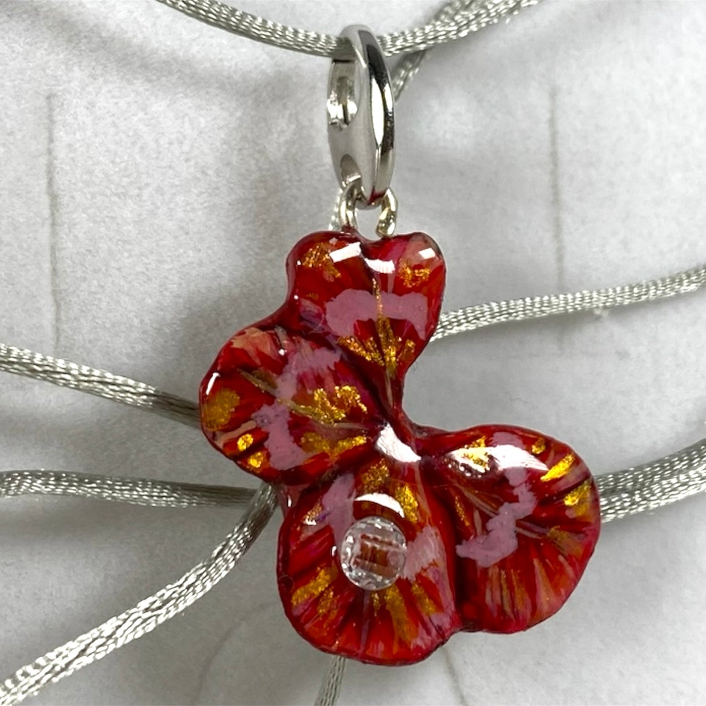Chakra Muladhara, charm con gancio in argento, quadrifoglio dipinto rosso con zircone.