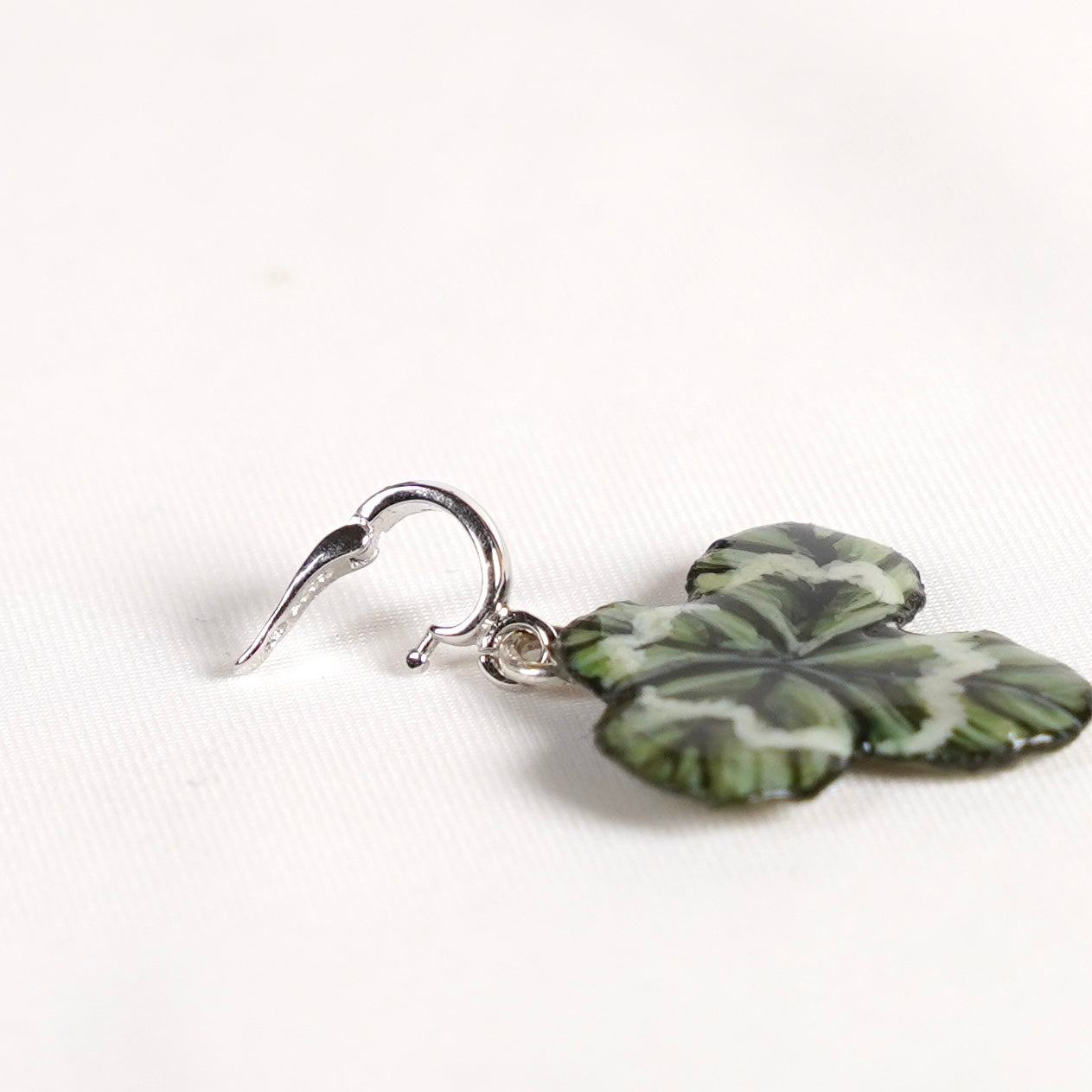 Manaluvia, "Charm Quadrifoglio Portafortuna” vero, dipinto e resinato, gancio in argento 925 N.03A