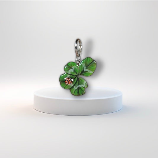 Manaluvia, "Charm quadrifoglio portafortuna” vero, dipinto e resinato, coccinella dipinta, gancio in argento 925 N.07