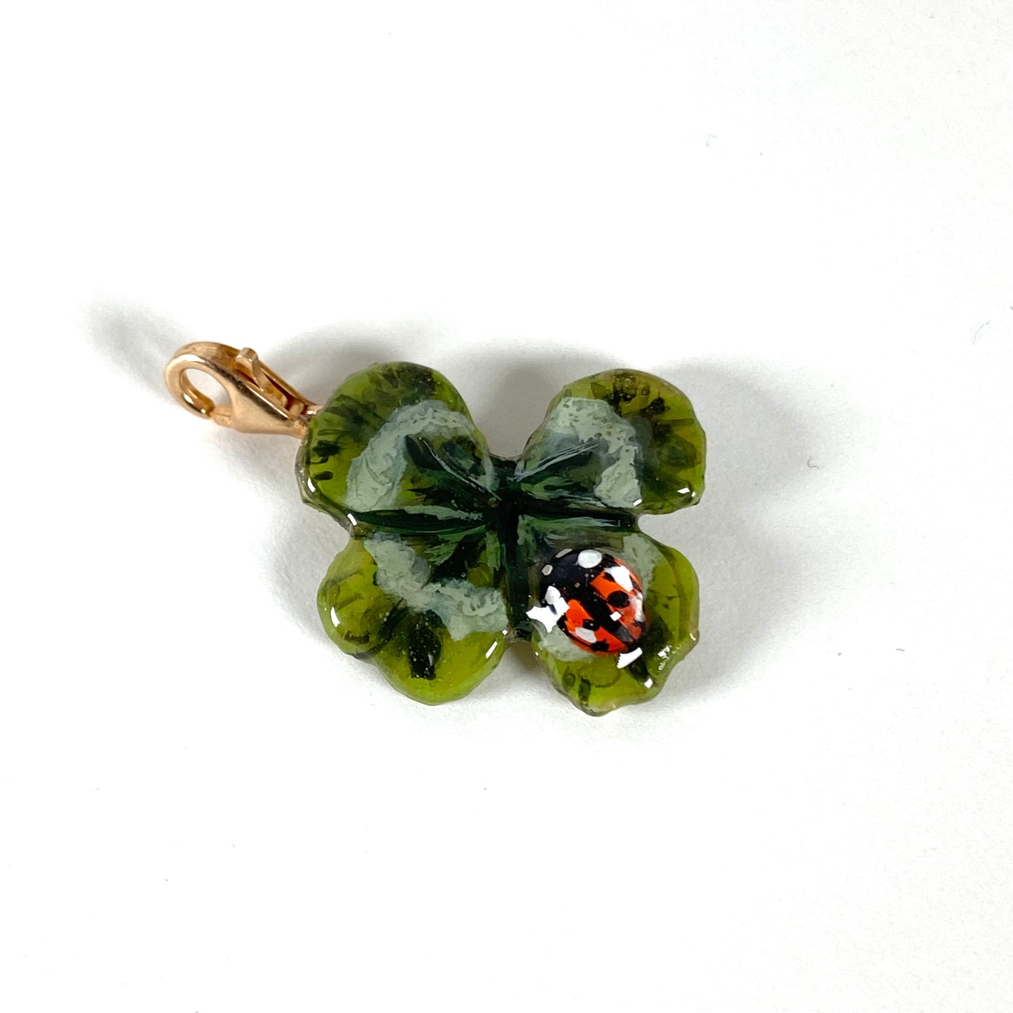 Ciondolo portafortuna con quadrifoglio e coccinella – gancio in argento rosato, N13