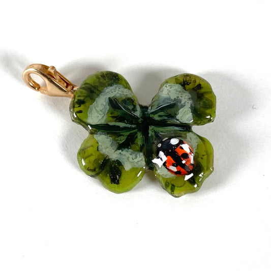 Ciondolo portafortuna con quadrifoglio e coccinella – gancio in argento rosato, N13