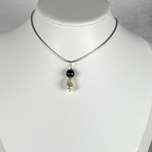 Ciondolo con perla Swarovski e perla di ematite con gancio in argento dorato. An1