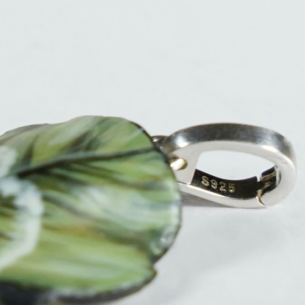 Manaluvia, "Charm quadrifoglio portafortuna” vero, dipinto e resinato, gancio in argento 925 N.01