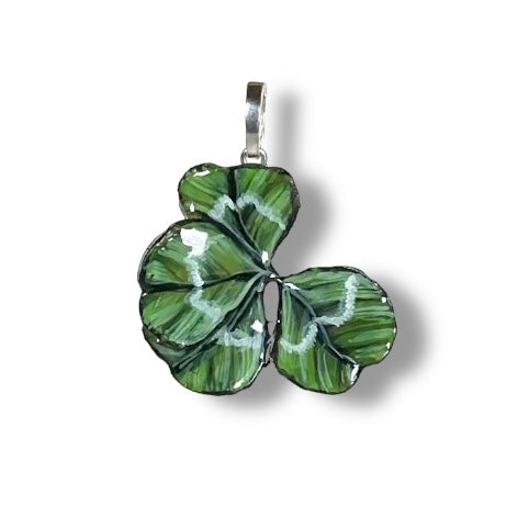 Manaluvia, "Charm quadrifoglio portafortuna” vero, dipinto e resinato, gancio in argento 925 N.02
