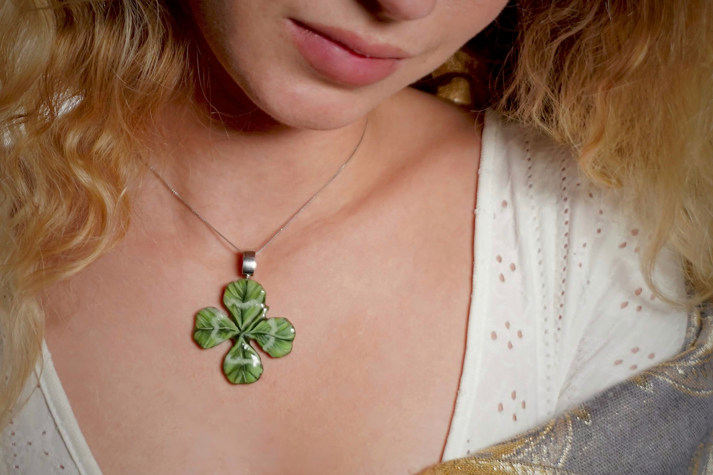 Manaluvia, "Charm quadrifoglio portafortuna” vero, dipinto e resinato, gancio in argento 925 N.06