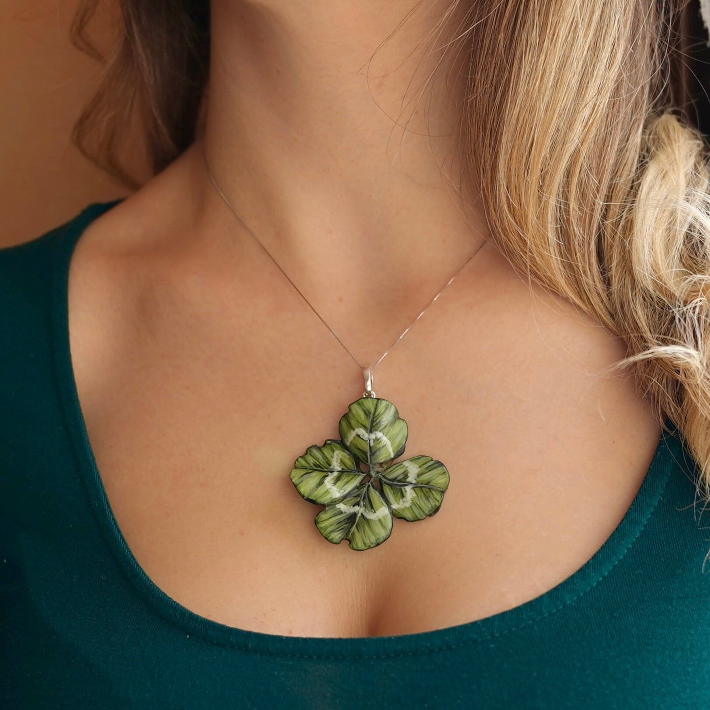 Manaluvia, "Charm quadrifoglio portafortuna” vero, dipinto e resinato, gancio in argento 925 N.01