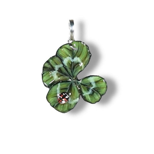 Manaluvia, "Charm Quadrifoglio Portafortuna” vero, dipinto e resinato, coccinella dipinta, gancio in argento 925 N.03