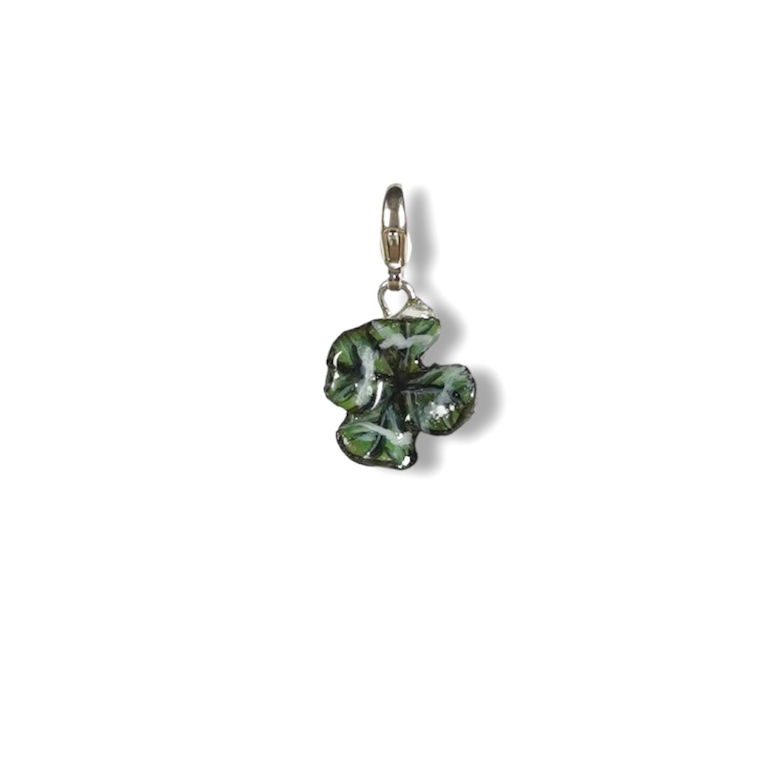 Manaluvia, "charm quadrifoglio portafortuna” vero, dipinto e resinato, gancio in argento 925 N.11A
