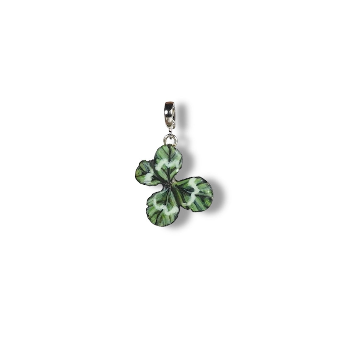 Manaluvia, "Charm quadrifoglio portafortuna” vero, dipinto e resinato, gancio in argento 925 N.05A