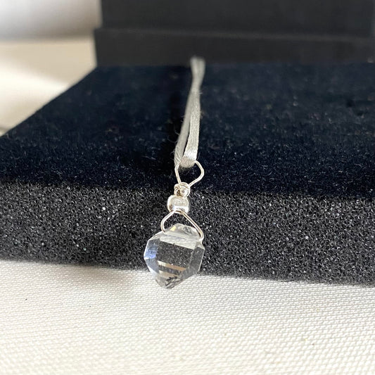 Ciondolo con Diamante di Herkimer e filo in argento 925. B1