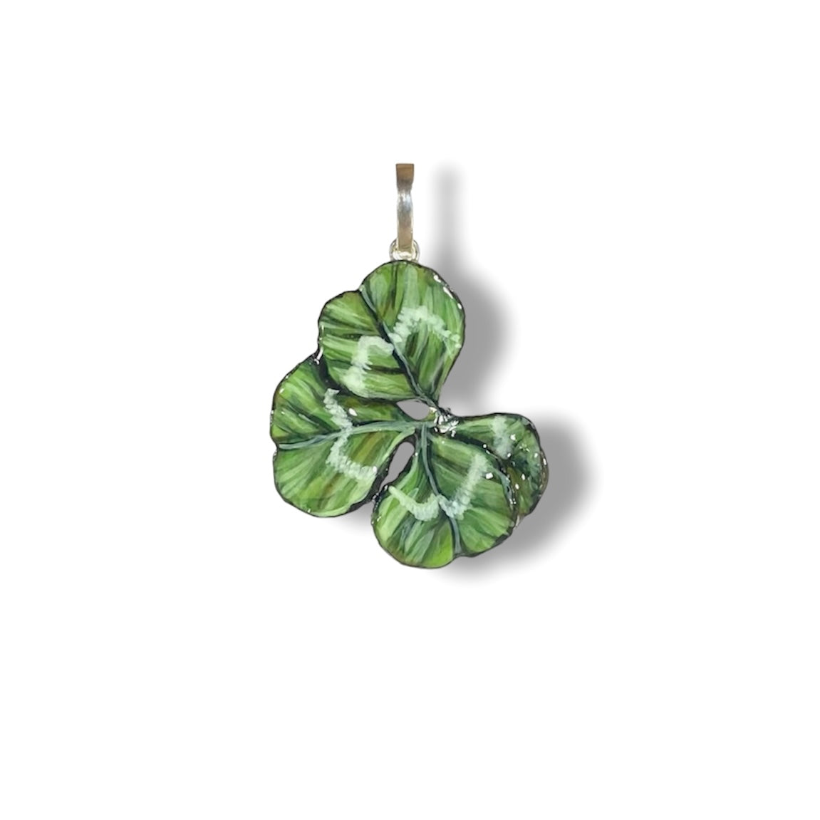 Manaluvia, "Charm quadrifoglio portafortuna” vero, dipinto e resinato, gancio in argento 925 N.04
