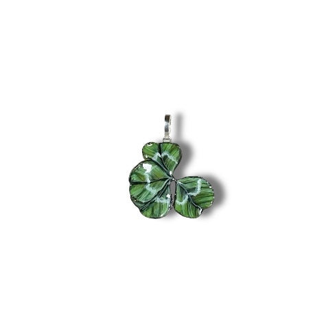 Manaluvia, "Charm quadrifoglio portafortuna” vero, dipinto e resinato, gancio in argento 925 N.02