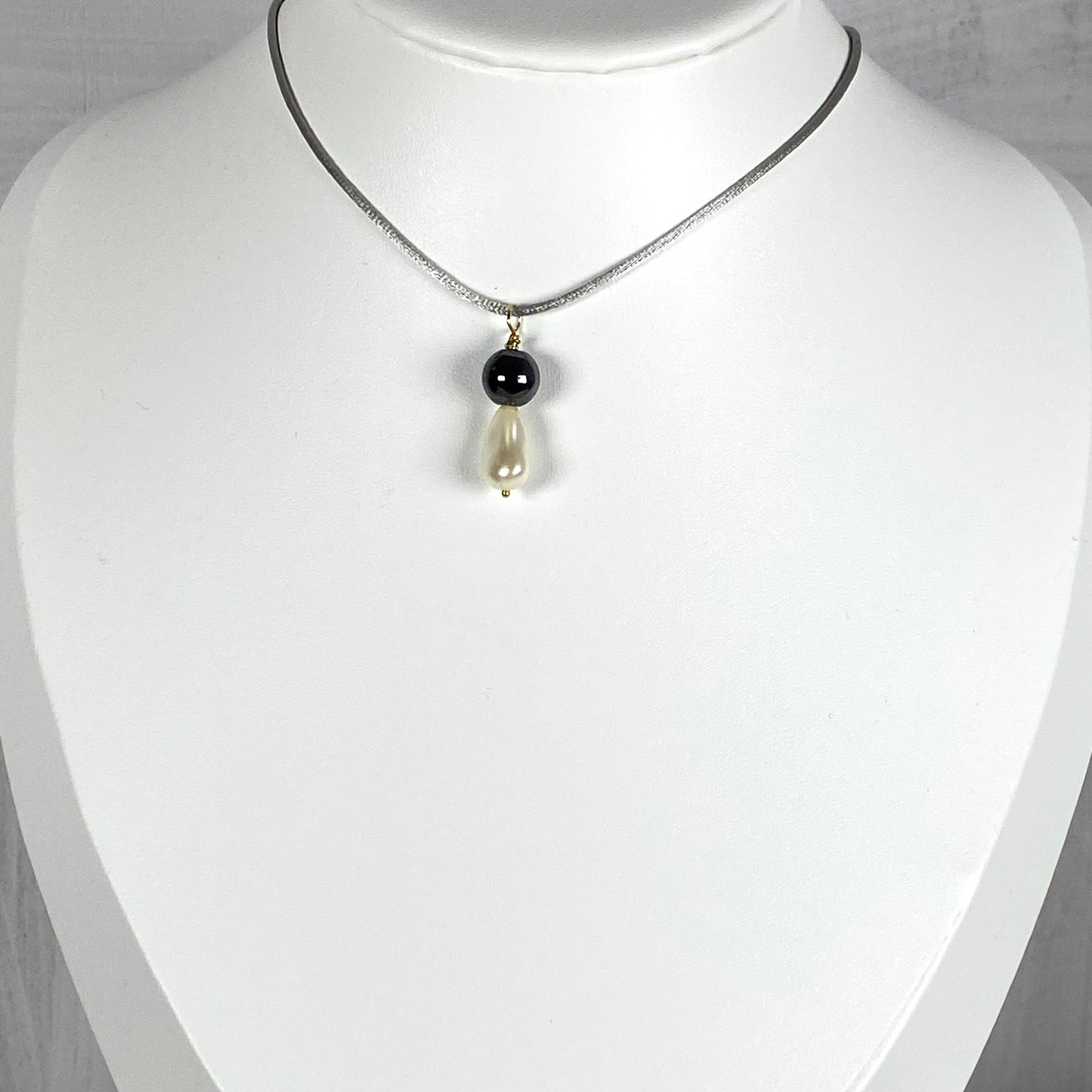 Ciondolo con Perla Swarovski e perla di ematite nera. Gancio in argento dorato 925. A2