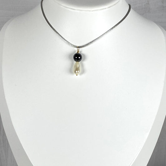 Ciondolo con Perla Swarovski e perla di ematite nera. Gancio in argento dorato 925. A2