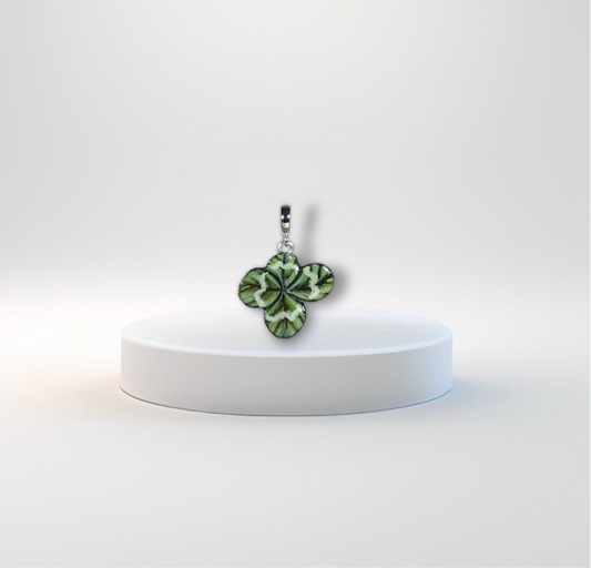 Manaluvia, "Charm Quadrifoglio Portafortuna” vero, dipinto e resinato, gancio in argento 925 N.03A