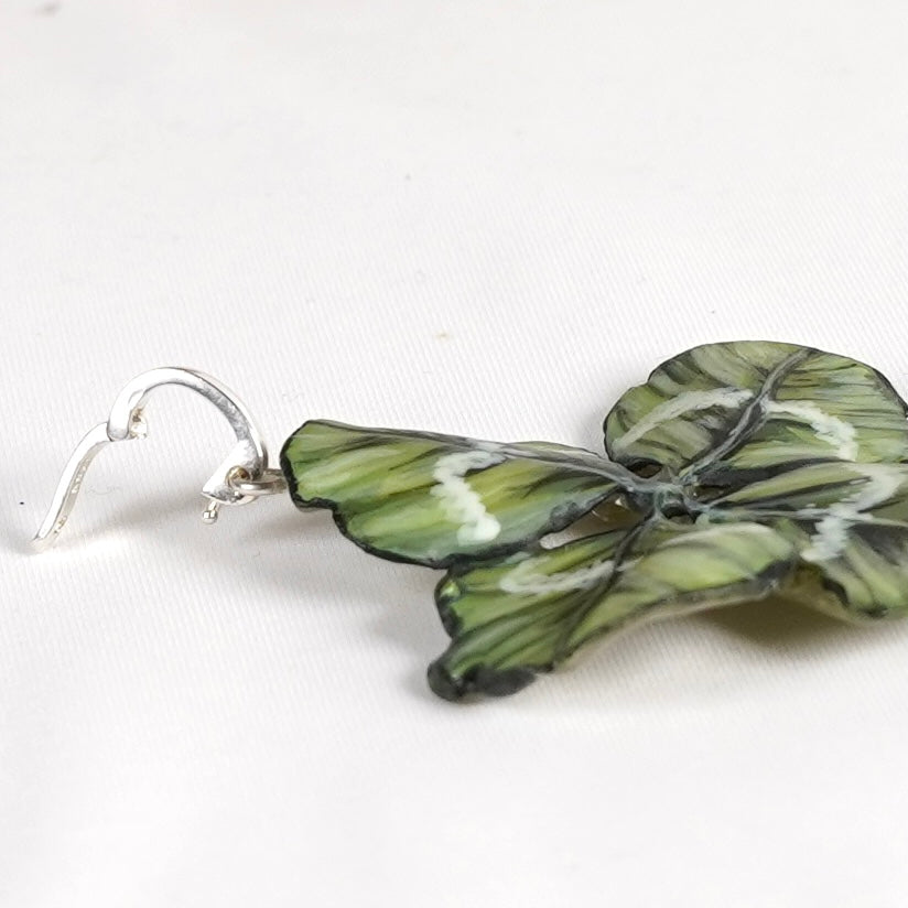 Manaluvia, "Charm quadrifoglio portafortuna” vero, dipinto e resinato, gancio in argento 925 N.01