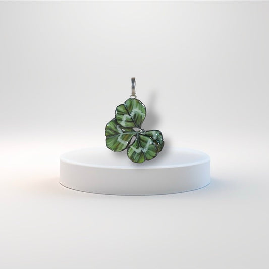 Manaluvia, "Charm quadrifoglio portafortuna” vero, dipinto e resinato, gancio in argento 925 N.04