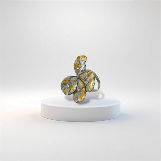 Anello in argento con quadrifoglio, dipinto di bianco e oro con brillantini Swarovski