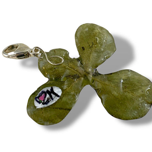 Ciondolo con quadrifoglio dipinto a mano e cuore rosa