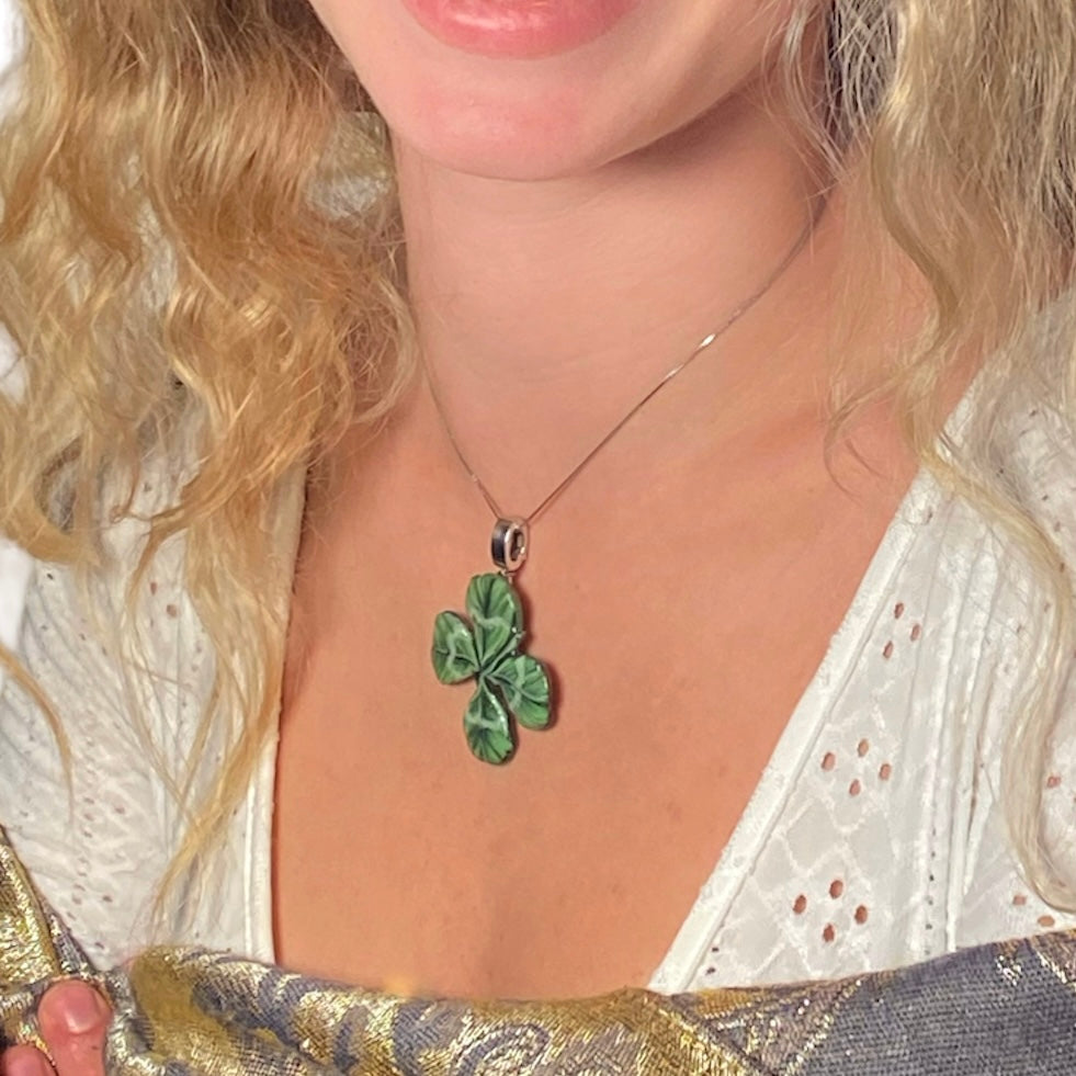 Manaluvia, "Charm quadrifoglio portafortuna” vero, dipinto e resinato, gancio in argento 925 N.06