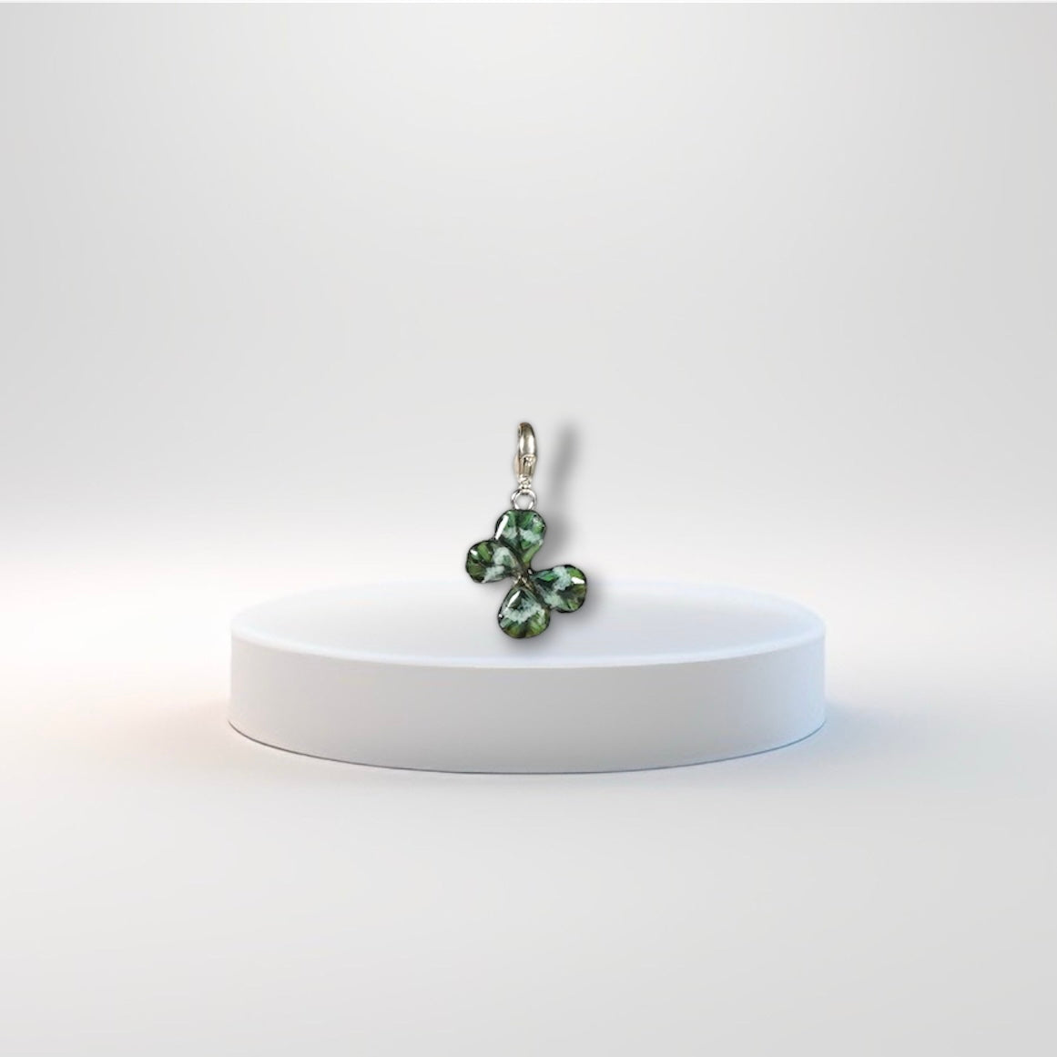 Manaluvia, "charm quadrifoglio portafortuna” vero, dipinto e resinato, gancio in argento 925 N.10A