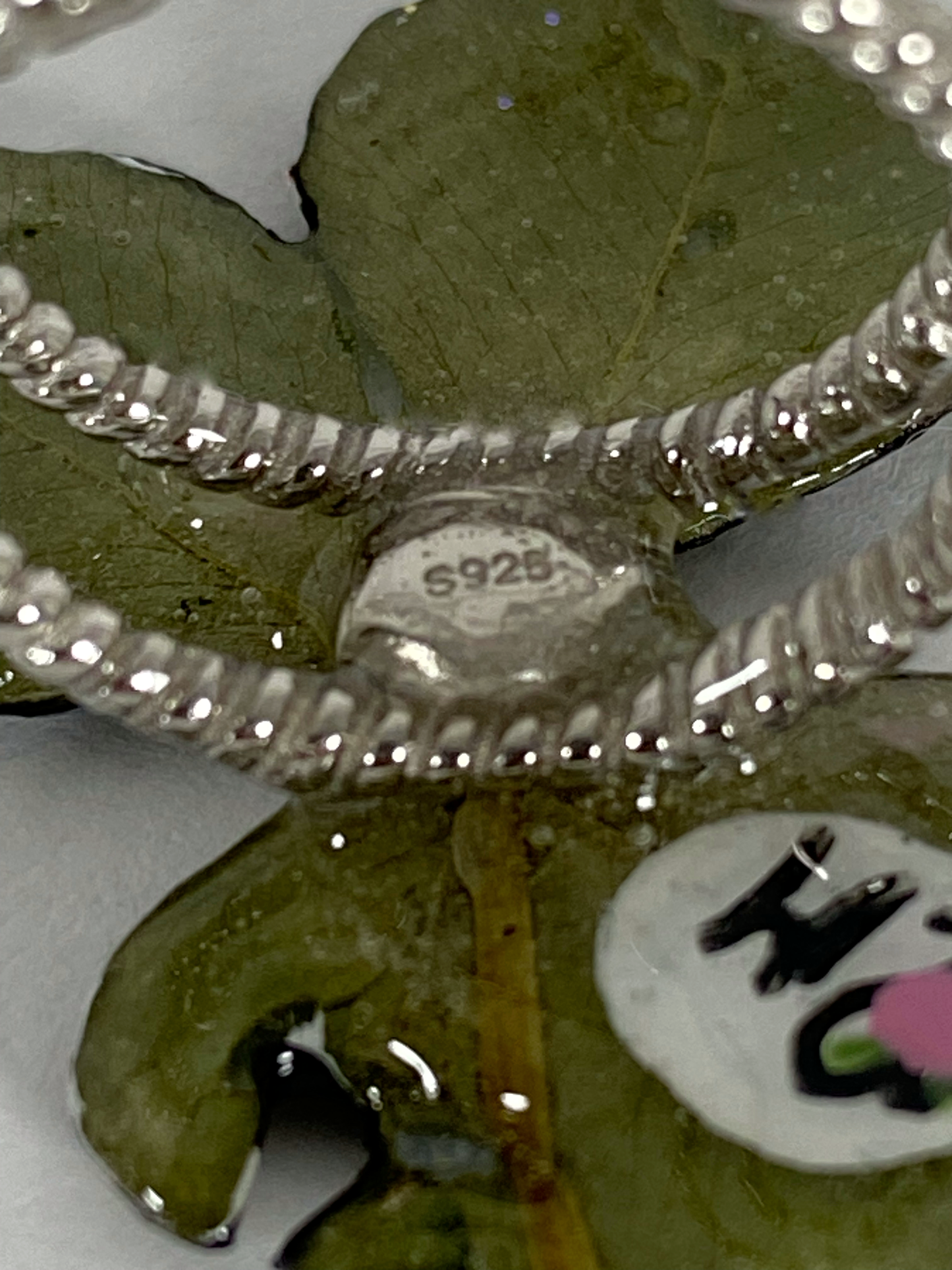 Anello in argento con quadrifoglio, dipinto di nero e oro con brillantini Swarovski