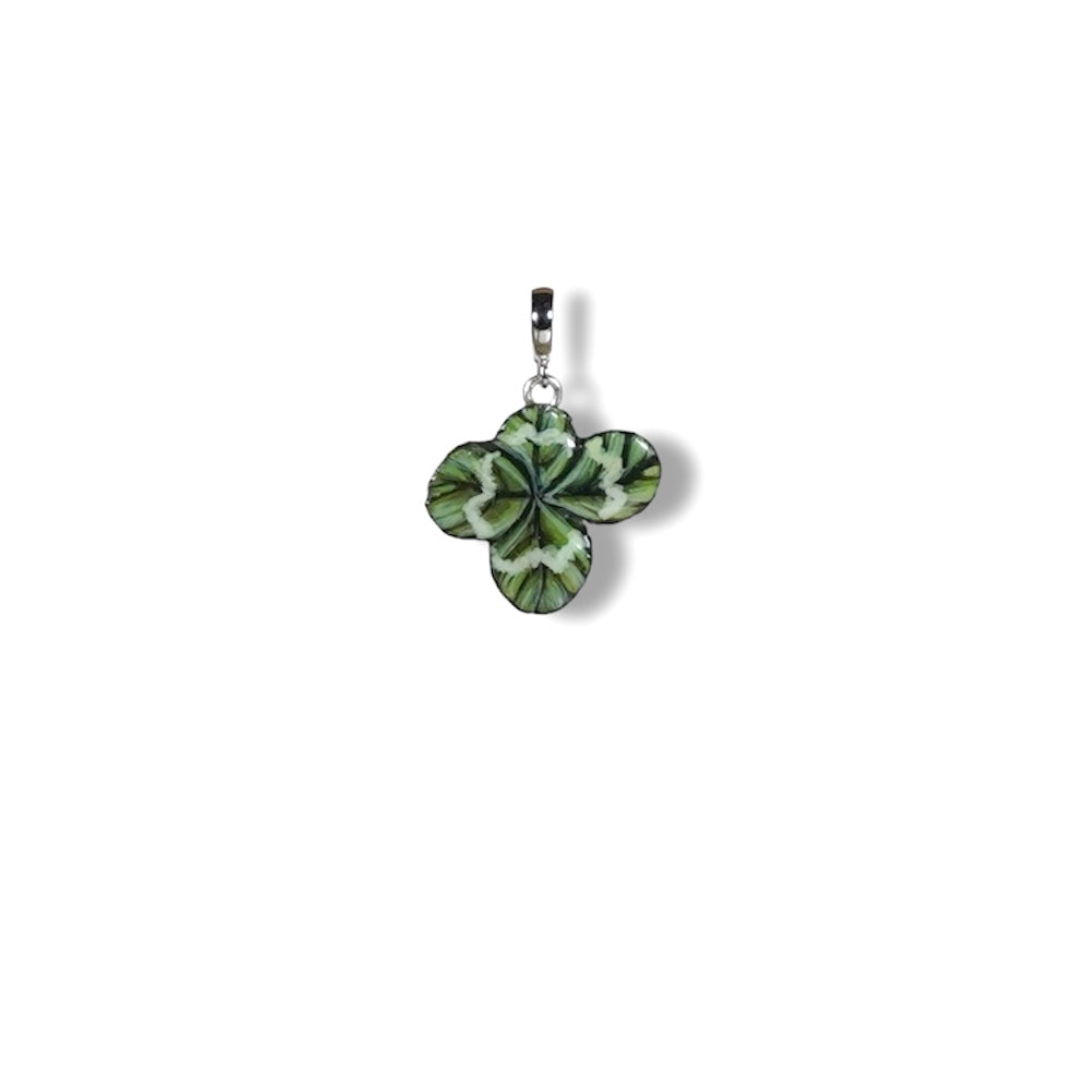 Manaluvia, "Charm Quadrifoglio Portafortuna” vero, dipinto e resinato, gancio in argento 925 N.03A