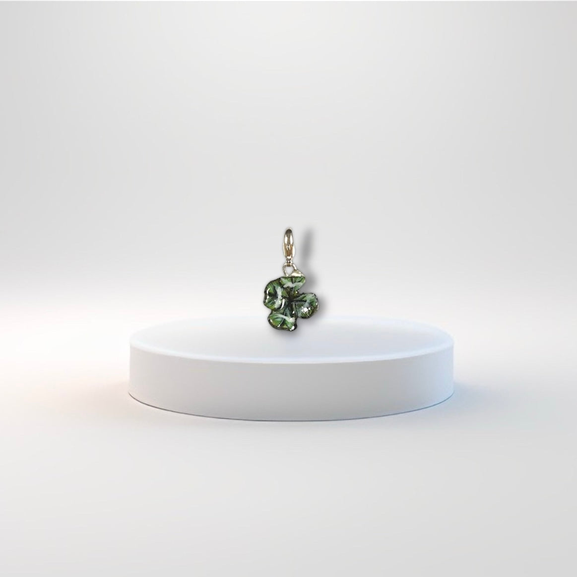 Manaluvia, "charm quadrifoglio portafortuna” vero, dipinto e resinato, gancio in argento 925 N.11A