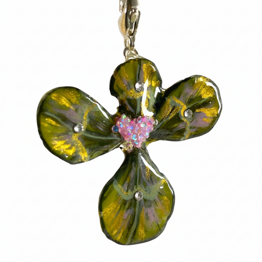 Collana con ciondolo con quadrifoglio, verde e venature dorate