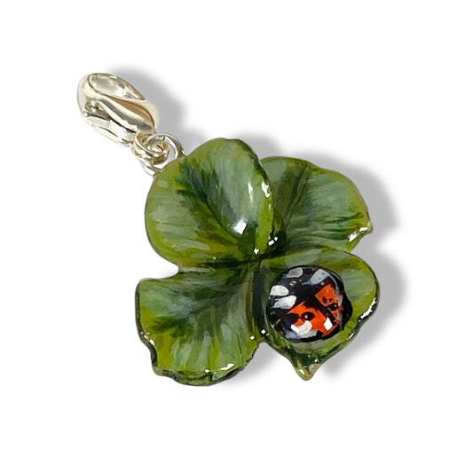 Piccolo ciondolo quadrifoglio, quadrifoglio verde, coccinella rossa