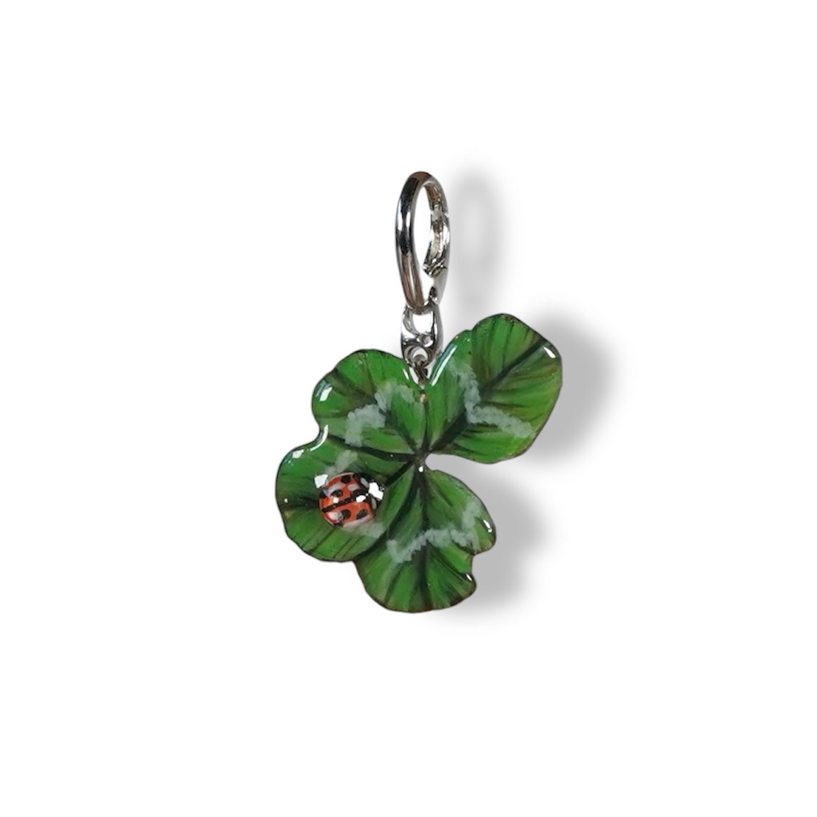 Manaluvia, "Charm quadrifoglio portafortuna” vero, dipinto e resinato, coccinella dipinta, gancio in argento 925 N.07