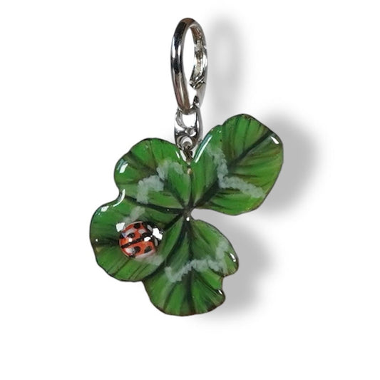 Manaluvia, "Charm quadrifoglio portafortuna” vero, dipinto e resinato, coccinella dipinta, gancio in argento 925 N.07