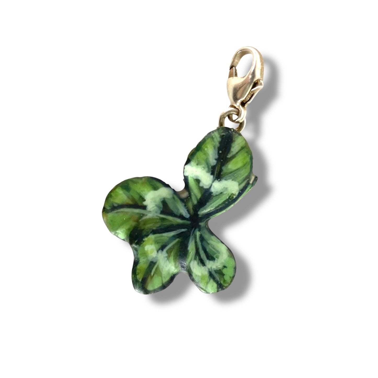 Manaluvia, "Charm quadrifoglio portafortuna” vero, dipinto e resinato, gancio in argento 925 N.08A