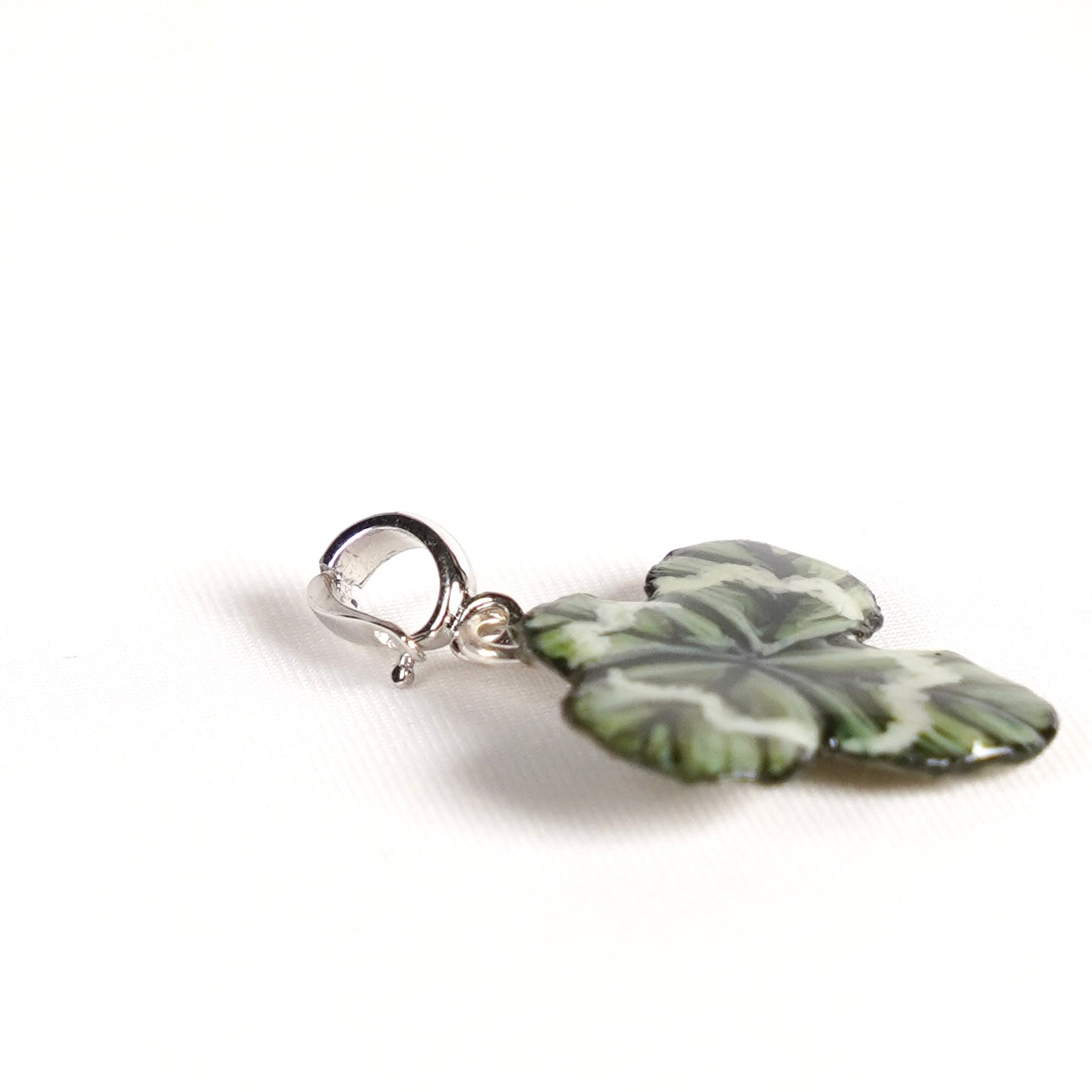 Manaluvia, "Charm Quadrifoglio Portafortuna” vero, dipinto e resinato, gancio in argento 925 N.03A