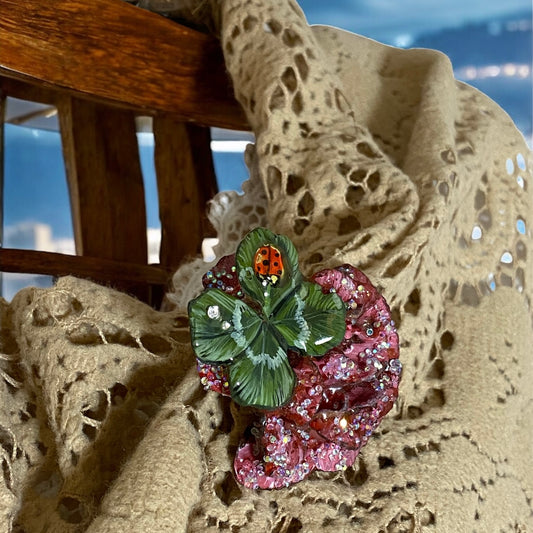 Spilla con Vera Rosa e Vero Quadrifoglio – Gioiello Artigianale con Cristalli | Usabile anche come Ciondolo | Regalo Romantico