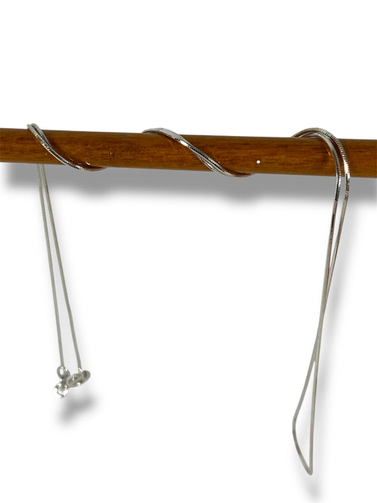 Catenina serpentina in argento 925, rodiata.