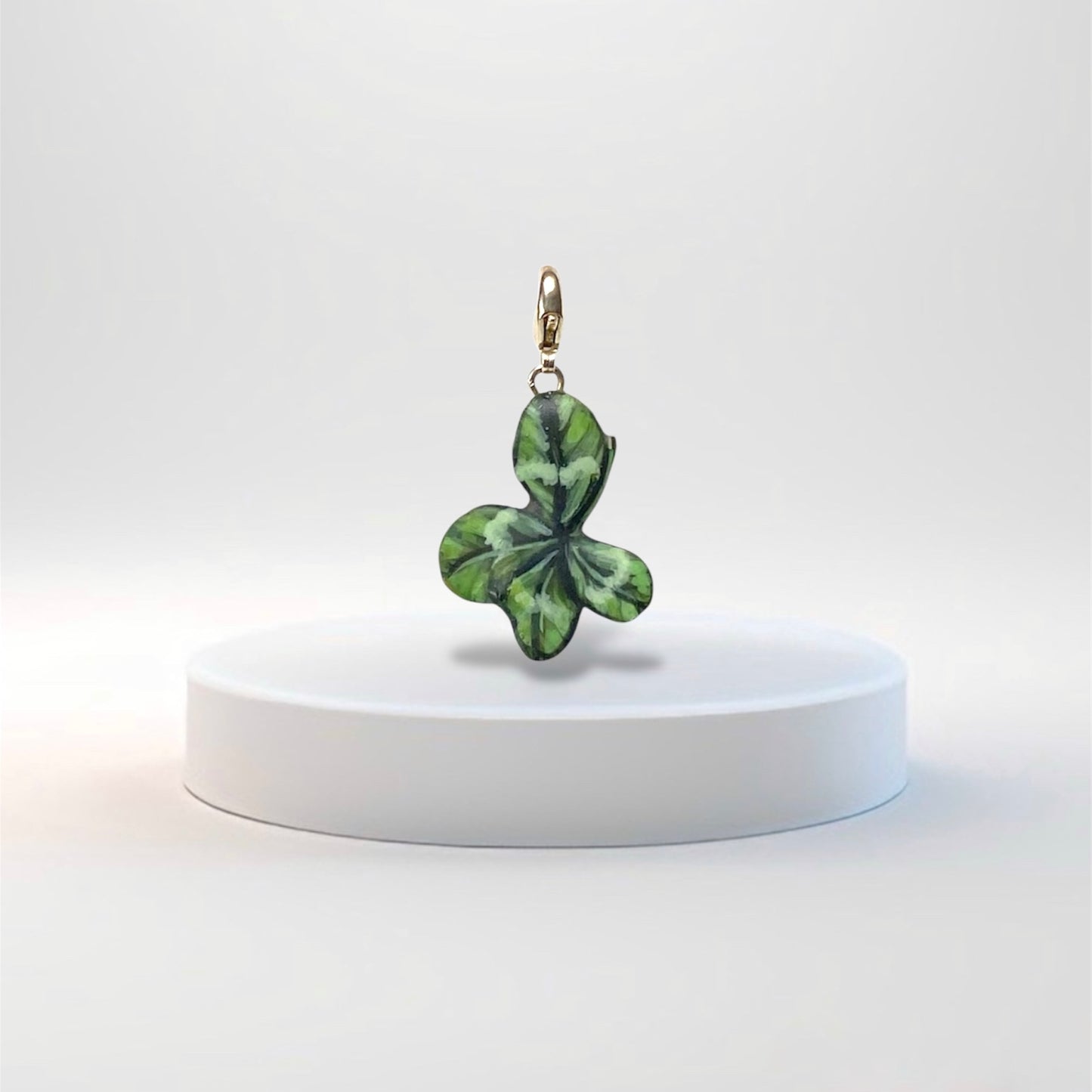 Manaluvia, "Charm quadrifoglio portafortuna” vero, dipinto e resinato, gancio in argento 925 N.08A