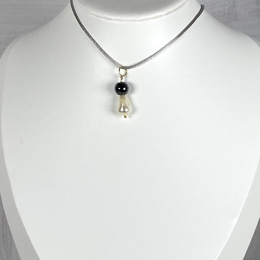 Charm con perla Swarovski e Perla di Ematite nera, filo in argento dorato 925. A3