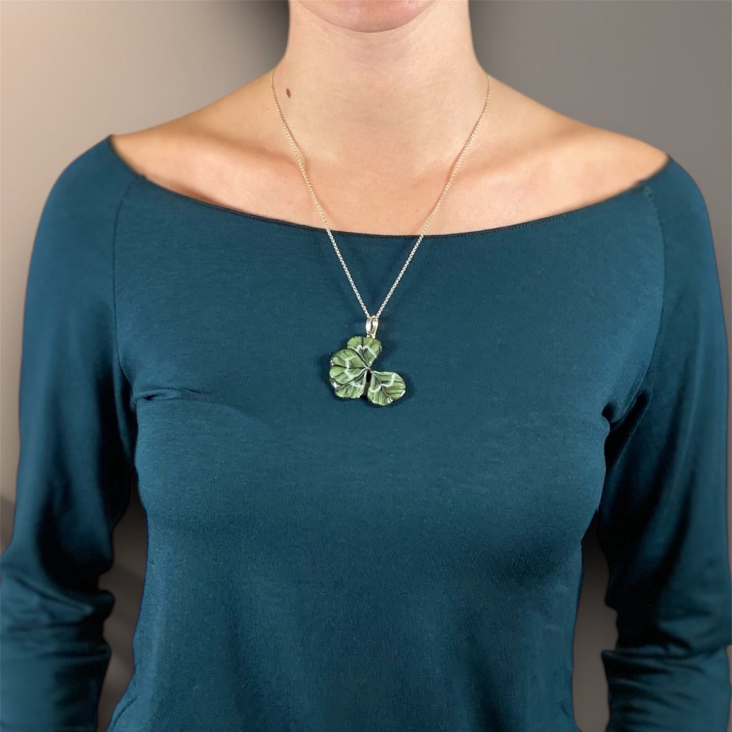 Manaluvia, "Charm quadrifoglio portafortuna” vero, dipinto e resinato, gancio in argento 925 N.02