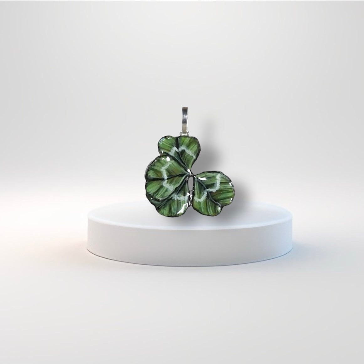 Manaluvia, "Charm quadrifoglio portafortuna” vero, dipinto e resinato, gancio in argento 925 N.02