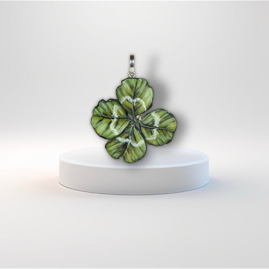 Manaluvia, "Charm quadrifoglio portafortuna” vero, dipinto e resinato, gancio in argento 925 N.01