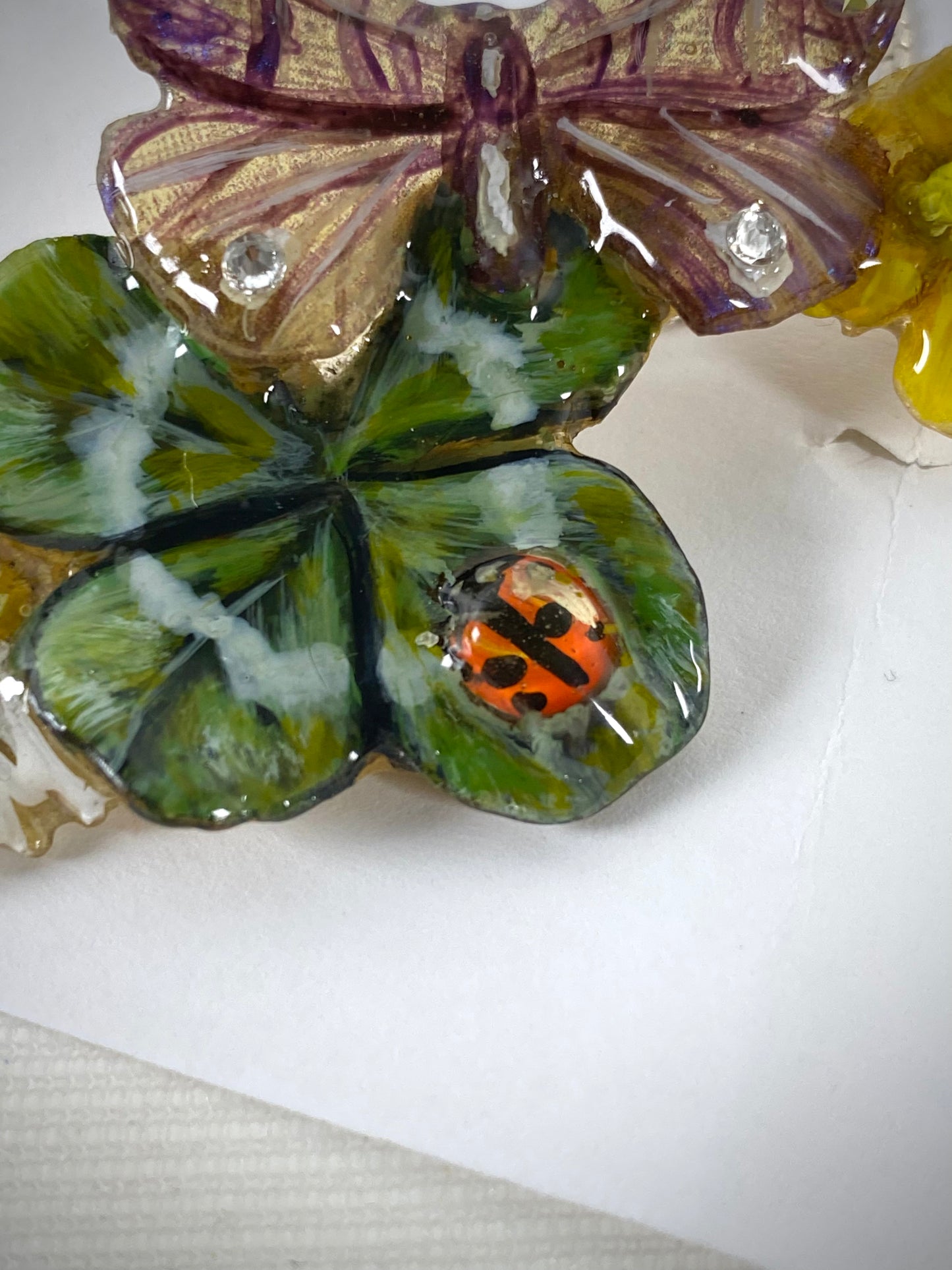 Ciondolo in Resina con Vero Quadrifoglio, Margherita, Fiore Giallo Naturale e Farfalla in Carta di Riso | Brillantini, Coccinella Dipinta e Gancio in Argento 925