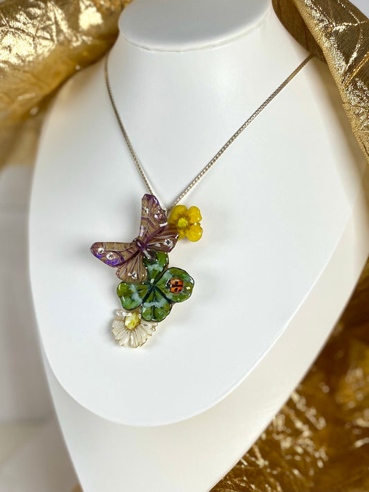 Ciondolo in Resina con Vero Quadrifoglio, Margherita, Fiore Giallo Naturale e Farfalla in Carta di Riso | Brillantini, Coccinella Dipinta e Gancio in Argento 925