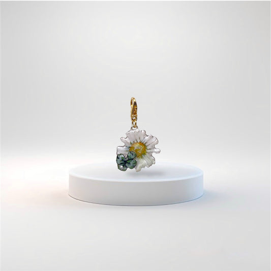 Charm portafortuna con un vero quadrifoglio e margherita, gancio in argento dorato.