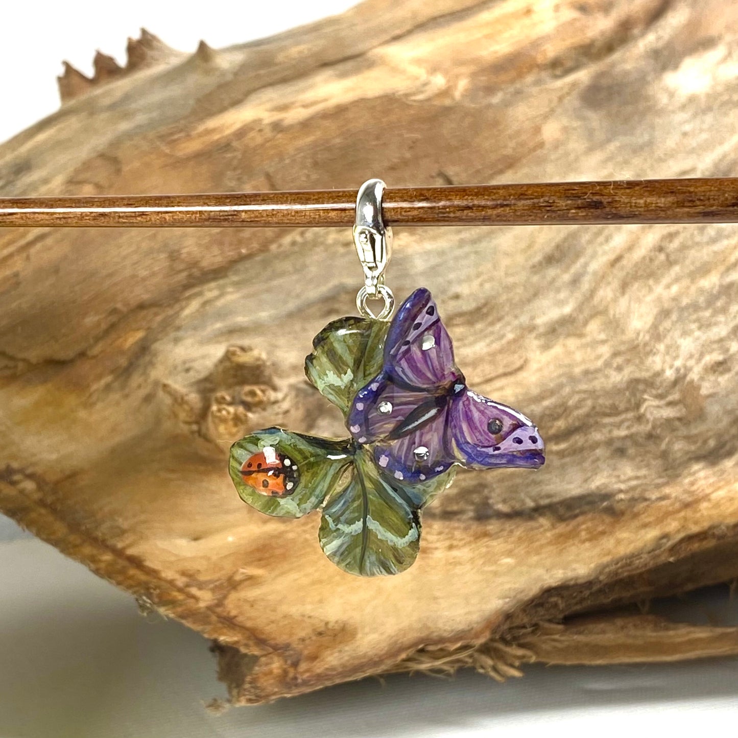 Ciondolo con quadrifoglio vero, coccinella e farfalla dipinte con gancio in argento N 02 fiori