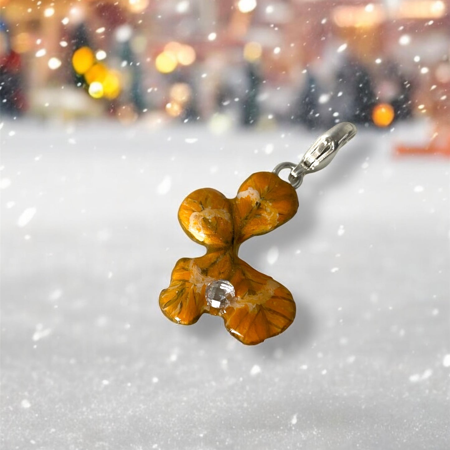 Chakra Svadhishthana, charm quadrifoglio, arancione con zircone.