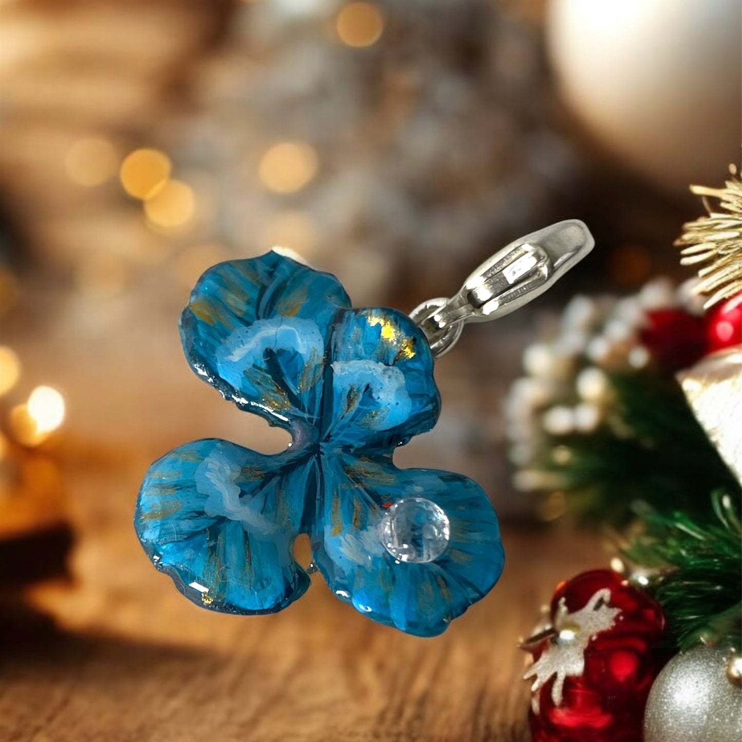 Chakra Vishuddha, ciondolo vero quadrifoglio, dipinto in azzurro e con zircone
