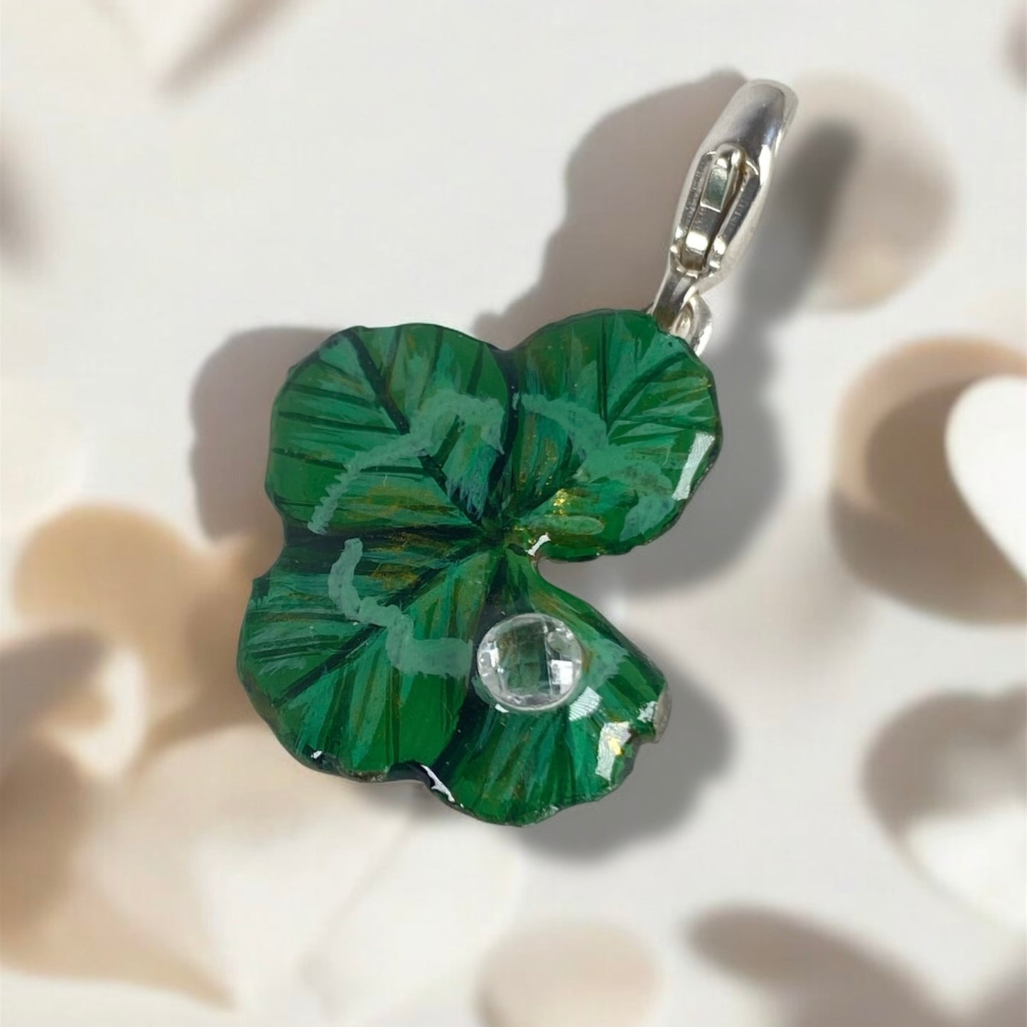 Chakra Anahata, ciondolo quadrifoglio, verde brillante con zircone.