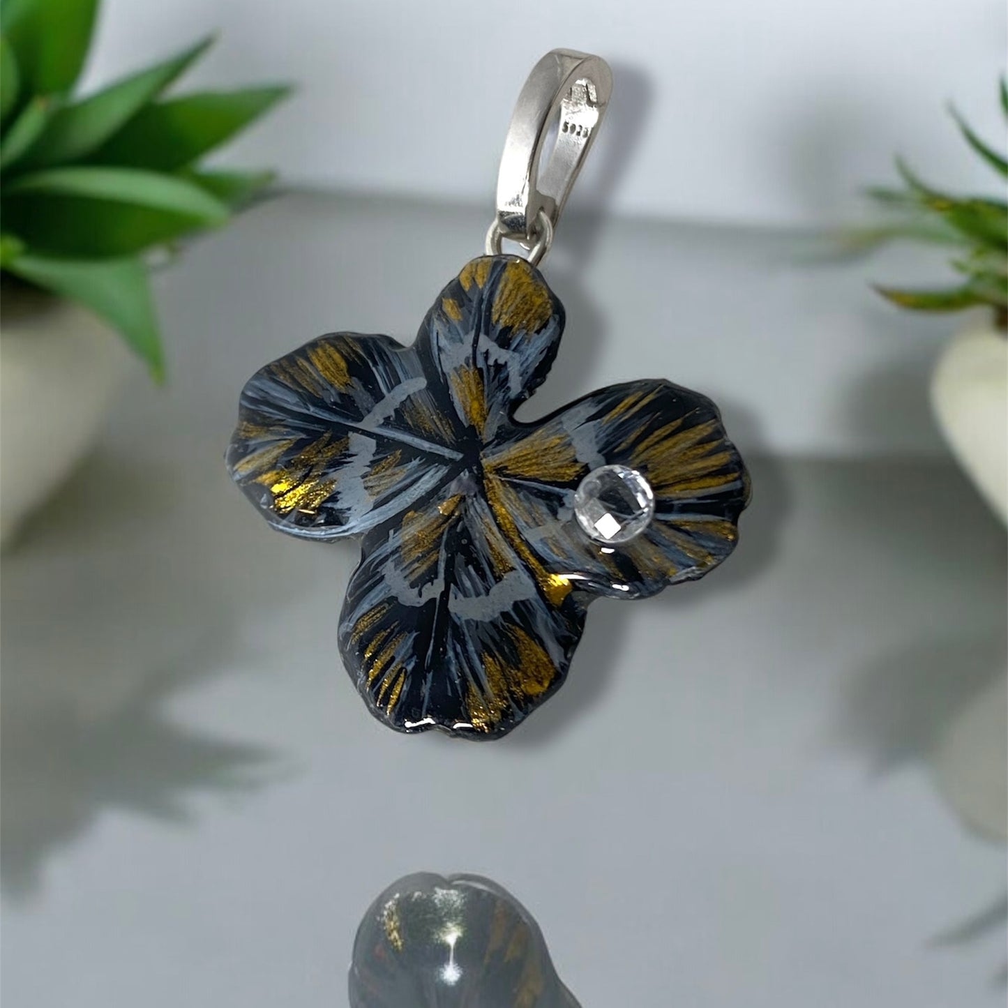 Chakra, ciondolo con quadrifoglio portafortuna, nero con zircone.